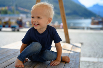 Lachender Junge
