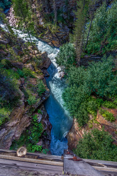 t&uuml;rkiser Gebirgsbach, Wildwasser in Schlucht von oben aus gesehen (br&uuml;cke)