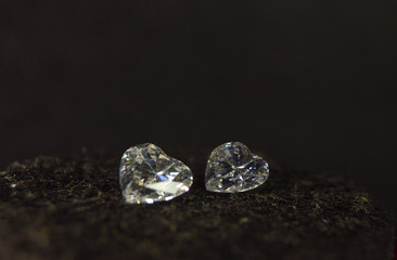  Diamond is a diamond that is beautiful, clear, clean and expensive, important that is rare. Popular as jewelry