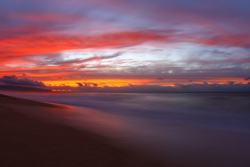 Fototapeta na wymiar dramatic sunset on the beach in hawaii