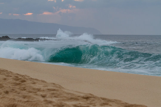 dangerous shorebreak wave in hawaii