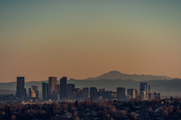 Fototapeta premium Denver skyline against a background of mountains