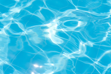 Fototapeta na wymiar Glare from the sun on the water in the pool