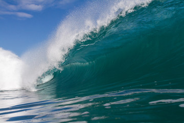 Naklejka premium close up wave crashing on a shallow reef