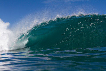 Obraz premium huge fierce wave crashing on a shallow coral reef