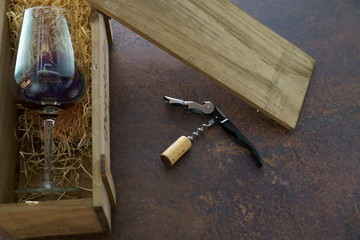 Obraz na płótnie Canvas red wine glass with wine in wooden box