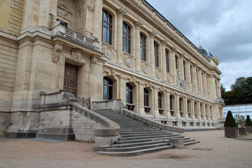 Fototapeta na wymiar building (science museum) in paris (france)