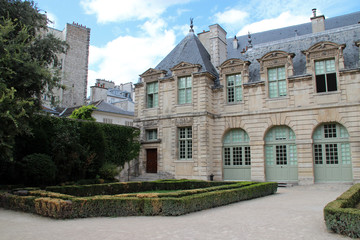 Fototapeta na wymiar mansion (hôtel de sully) in paris (france)