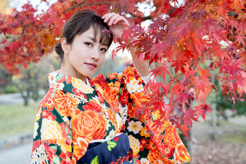 紅葉と着物の女性