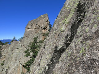 montagne avec cailloux et paroi