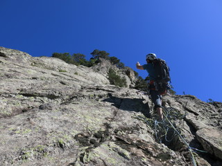 alpiniste grimpeur qui escalade en montagne sur une paroi
