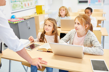 Schüler im Computer Unterricht