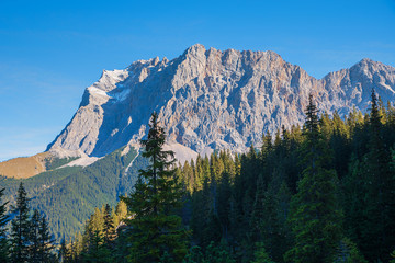 Fototapeta na wymiar Blick auf das Zugspitzmassiv, von der österreichischen Seite Nahe Ehrwald