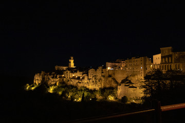 Fototapeta na wymiar Panorama notturno del borgo mediovale di Pitigliano la città del tufo