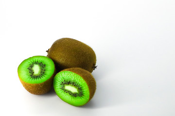 Obraz premium kiwi isolated on white background