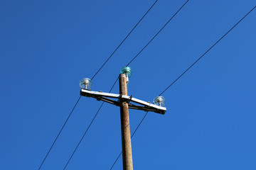 Sommit&agrave; traliccio in cemento a croce con cielo