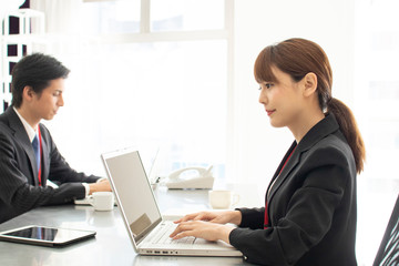 オフィスでデスクワークをする女性