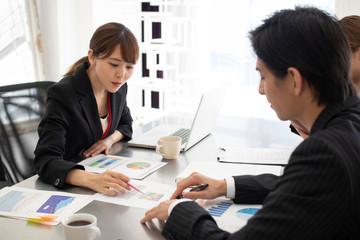 会議をするビジネスマン