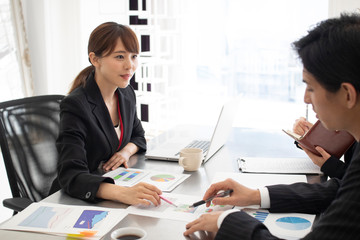 会議をするビジネスマン