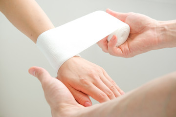 手首に包帯を巻く