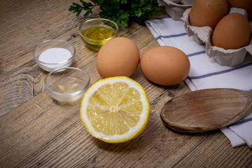 ingredienti per maionese su tavolo di legno
