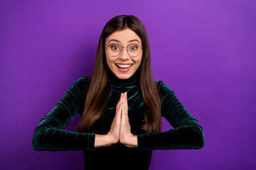 Obraz premium Portrait of cute lady placing palms screaming shouting wearing black turtlneck isolated over violet purple background