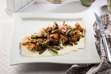 Warm Salad with roasted mushrooms and meat, food