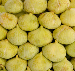 organic and fresh figs in the market