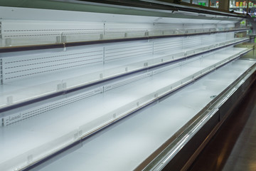 Obraz premium empty shelves in the store no goods