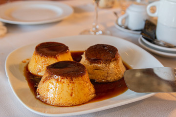 flanes de huevo en un plato blanco