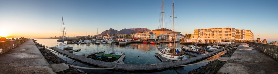 Fototapeta premium Wcześnie rano Granger Bay z Table Mountain