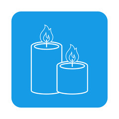 Icono plano lineal velas encendidas en cuadrado color azul