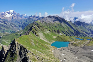Fototapeta na wymiar Les 5 lacs depuis le col de la Nova - Savoie - Alpes