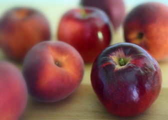 Fototapeta na wymiar red apples on wooden table