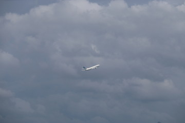 Fototapeta na wymiar Avion de ligne au décollage dans le ciel de Hong Kong
