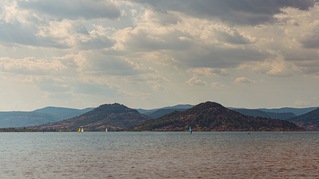 Lac du Salagou, vue sur deux mont au bord du lac, H&eacute;rault, France
