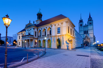 Rathaus Magdeburg zur blauen Stunde