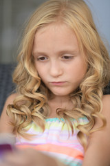 Fototapeta premium Jeune fille avec portable