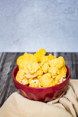 Choux fleur jaune en fleurettes dans un bol sur une table en bois