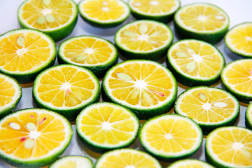 Obraz premium round slices of natural fresh tangerines, oranges, lemon, lime with green peel