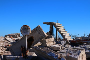 casa derrumbada, solo sobrevive la escalera