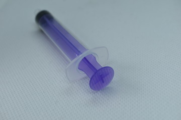 Naklejka premium A blue medical syringe as used by medical professionals.