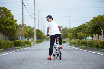 自転車に乗って振り向く男性