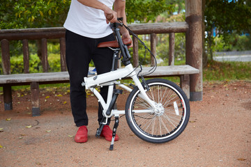 折り畳み自転車を折りたたむ男性