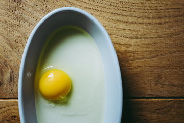 Jaune d'oeuf dans un plat blanc pour cuisiner