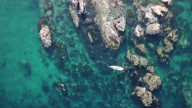 Sup 青い海を進むパドラー 糸島　空撮　回転　パドラーを周辺にして回転　v03(DJI_0076_2)