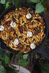pasta with chanterelles, spinach, sun-dried tomatoes and mozzarella