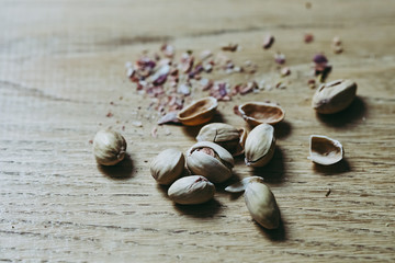 Epluchage des pistaches en cuisine