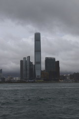 Fototapeta premium Gratte-ciel sur la baie de Hong Kong