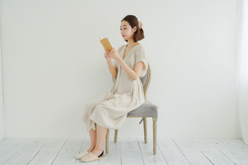 読書をする女性